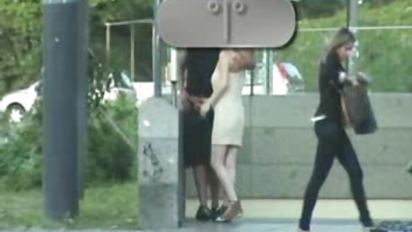 Duas mulheres loiras ansiosas estão sendo fodidas em um poço vídeo de pornô anal a três