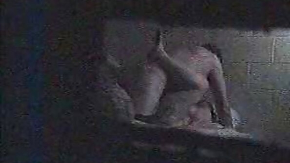 Jovem vídeo pornô com morenas morena magra está sendo penetrada fortemente ao ar livre