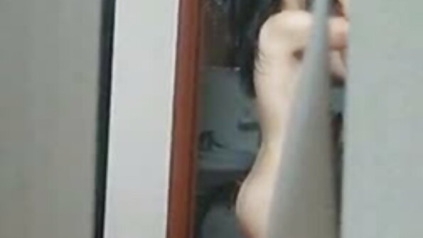 Loira sacanagem com peitos empinados montando no videos de sexo violento pau da amiga depois da festa