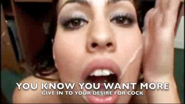 Mulher minúscula está colocando os lábios na base vídeo pornô com mulher melancia de um eixo grosso