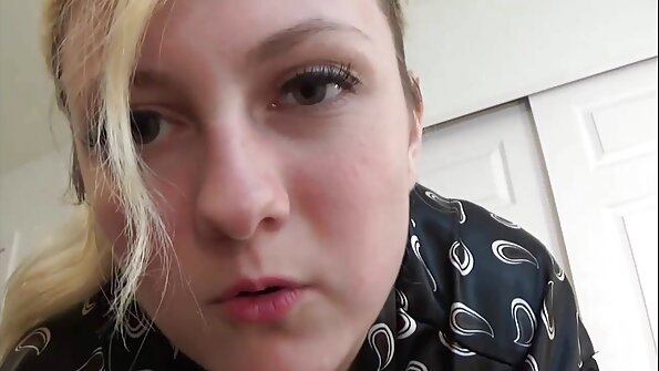 Morena vídeo de pornô mulher gorda doce com linhas de bronzeado sexy fazendo amor com seu homem