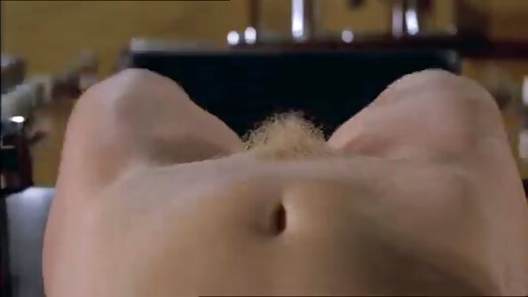 Jovem morena gata com xvídeos pornô anal peitos pequenos fazendo uma perfuração anal