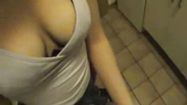 Adolescente vidio pornô coloca seu pau grande e fode com uma lésbica