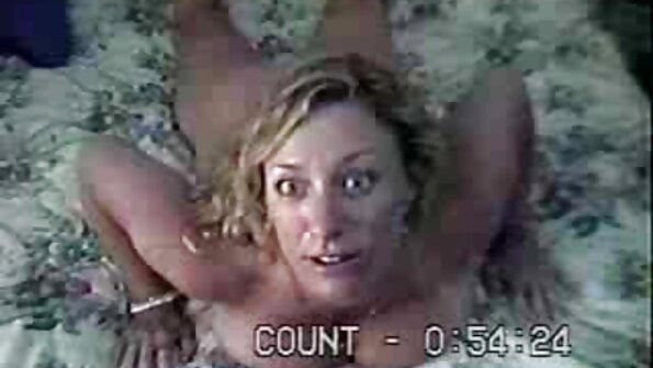 Duas mulheres estão fazendo videos de sexo online uma inserção anal muito pervertida em um trio