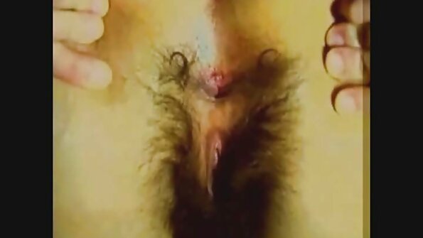 A vídeo pornô picante jovem MILF terá que cuidar de três paus rígidos e eretos