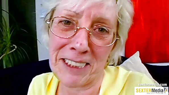 MILF de pele pálida chega ao quarto do porno brasileiro lésbico enteado para foder