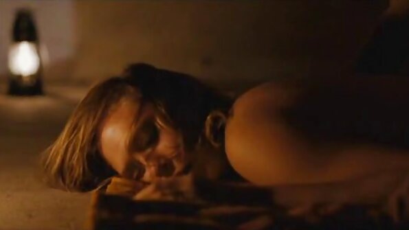 Menina magrinha sozinha vídeo pornô das loiras com seios grandes se masturba na cama