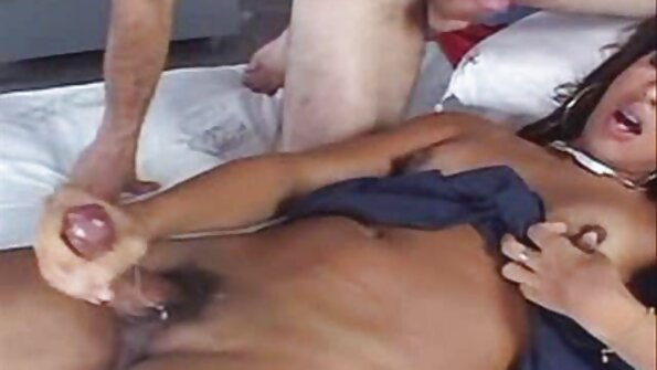 Duas vadias ficam ver filme porno brasileiro nuas em frente ao fogo e depois fazem sexo lésbico