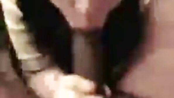 Vagabundas de minissaias fodem vídeo de pornô mulher transando com cachorro hardcore em um quarteto safado