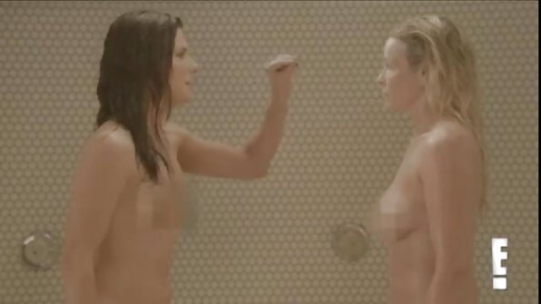 Linda espanhola vídeo pornô com mulher pelada chupando uma carga na cozinha