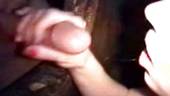 Jovem morena atrai o vídeo pornô de mulher brasileira padrasto para sexo proibido no sofá